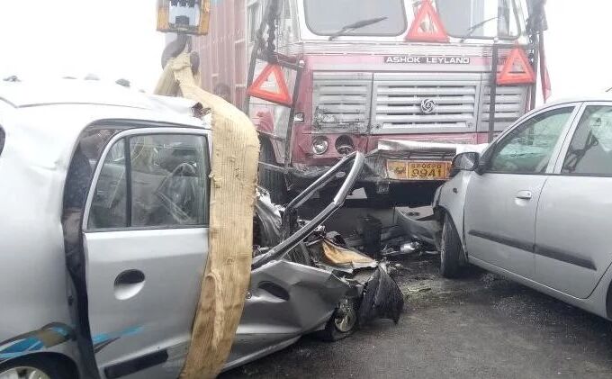 आगरा एक्सप्रेस-वे पर ट्रक में जा घुसीं दो कार, दंपती और दो बच्चों समेत छह लोगों की मौत, तीन घायल