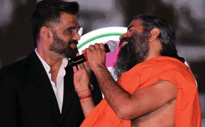 जब सुनील शेट्टी नहीं जीत पाए बाबा रामदेव से योग में, तो बनाया ये बहाना: विडियो