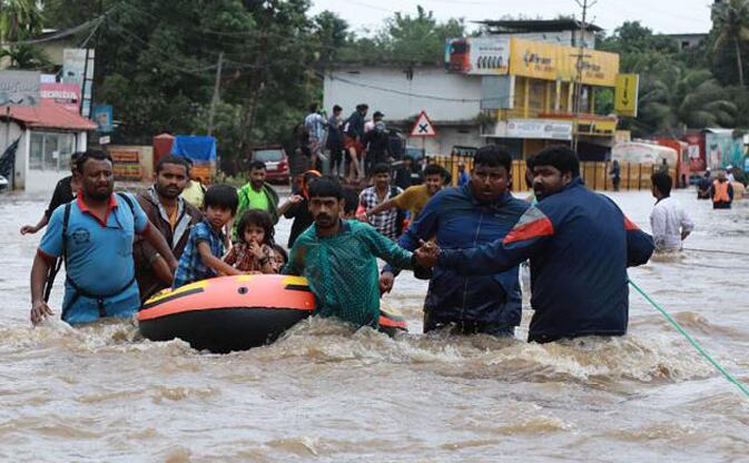 UAE में भारतीय मूल के अरबपतियों ने की केरल बाढ़ पीड़ितों 12.5 करोड़ देने की घोषणा