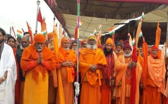 माघ मेला में संतों ने तो लखनऊ ईदगाह में फिरंगी महली ने फहराया तिरंगा