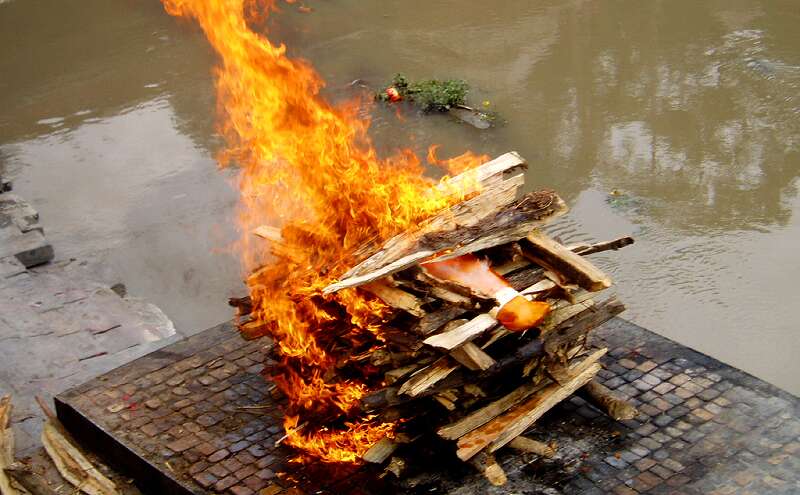 यहाँ मृतक के शव को आधा जलाकर घर ले आते हैं परिजन