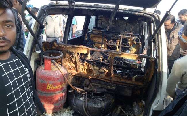 #बड़ा हादसा: भदोही में स्कूल वैन में लगी आग, 15 बच्चे झुलसे, 8 की हालत गंभीर