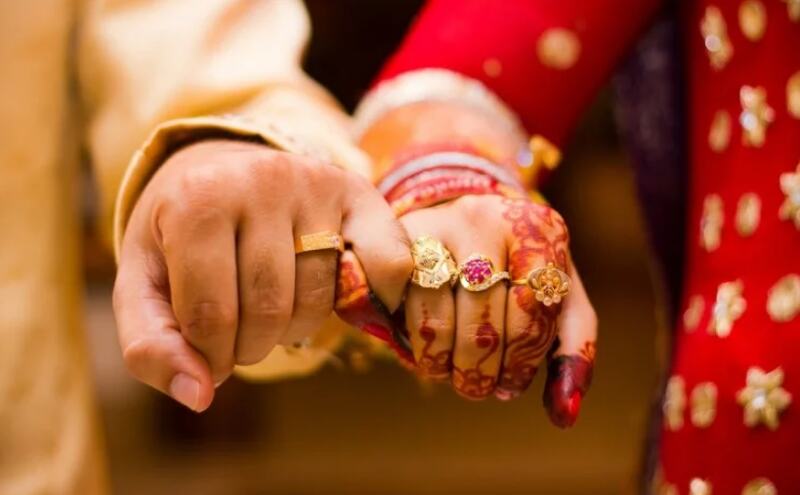 शादी के दिन पुलिसवाले के साथ कुछ ऐसा कर बैठे दूल्हा-दुल्हन, थाने में बीती सुहागरात शादी के दिन पुलिसवाले के साथ कुछ ऐसा कर बैठे दूल्हा-दुल्हन, थाने में बीती सुहागरात