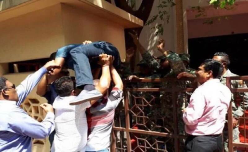 पहले से और गहराया मालदीव संकट, सेना ने सभी सांसदों को बाहर फेंका