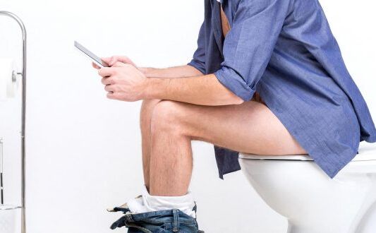 टॉयलेट में घंटों तक बैठकर घंटों मोबाइल पर गेम खेलना पड़ा भारी, बाहर आ गया शरीर का ये अंग । डॉक्टर्स के भी उड़े होश