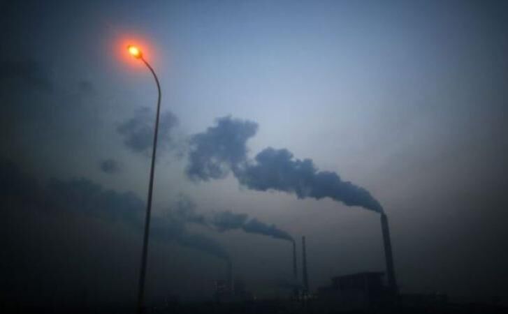 गुजरात में कभी भी ठप्प हो सकती है बिजली और रेलवे सुविधाएं