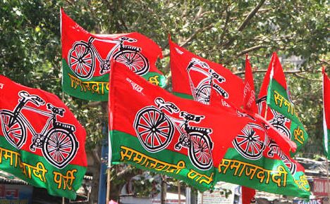 मोदी के गढ़ में सपा ने दिया BJP को बड़ा झटका, ले उडी इस बड़े नेता को