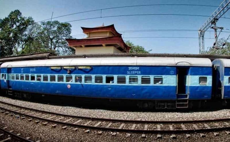 बिना इंजन 50 की रफ्तार से दौड़ी 21 बोगियों वाली ट्रेन, यात्री बेहाल बिना इंजन 50 की रफ्तार से दौड़ी 21 बोगियों वाली ट्रेन, यात्री बेहाल