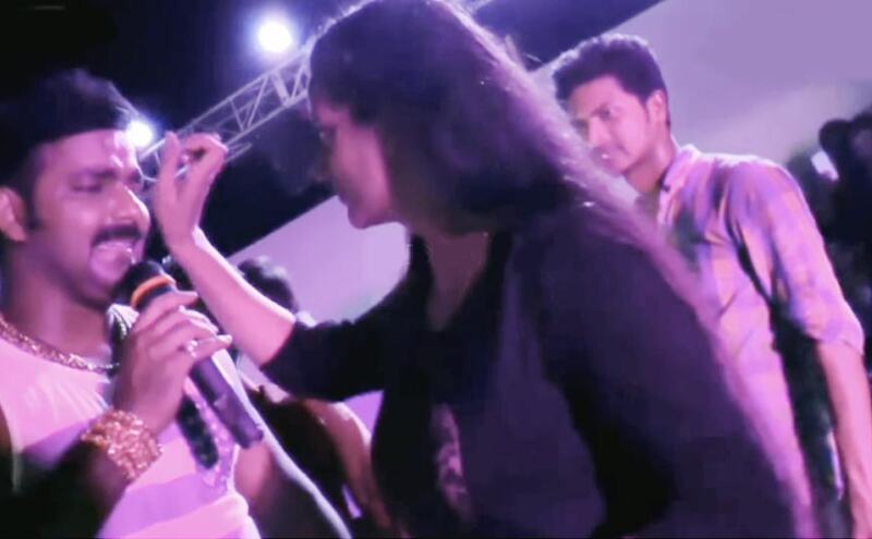 VIDEO: जब गाना गाते-गाते बीच में ही रो पड़े पवन सिंह, तब भावुक होते हुए अक्षरा सिंह ने पोछे आंसू