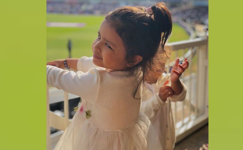 बेस्ट फ्रेंड के इंग्लैंड आते ही खुशी से नाचने लगीं धोनी की लाड़ली, देखे ये VIDEO