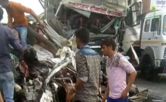 गणेश घाट पर कंटेनर में पीछे से घुसा ट्रक, 3 की मौत