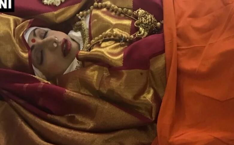 सामने आई श्रीदेवी की पहली तस्वीर, बेटी खुशी और जाह्नवी के साथ शुरू हुई अंतिम यात्रा