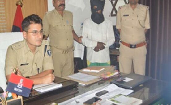 तेजी से जा रही बच्चों से भरी वैन को पुलिस ने रोका, नशे में धुत्त ड्राइवर गिरफ्तार