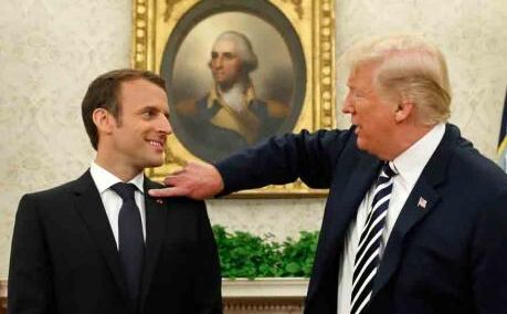 फ्रांस के राष्ट्रपति इमैनुएल मैक्रो के सूट से डैंड्रफ साफ करते नज़र आए ट्रंप