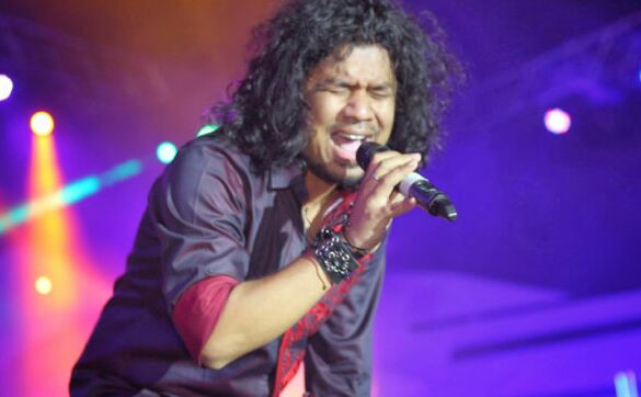 सिंगर पापोन ने रियलिटी शो में किया कंटेस्टेंट को KISS, पॉस्को एक्ट के तहत शिकायत दर्ज