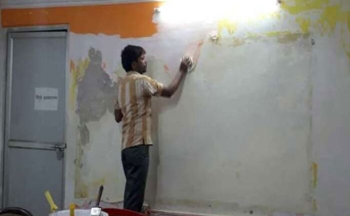 UP कांग्रेस मुख्यालय के मीडिया सेंटर का फिर से बदला रंग, भगवा से हुआ सफेद