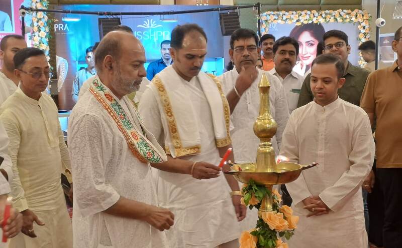 ऐश्प्रा जेम्स एंड ज्वेल्स का शोरूम वाराणसी में शीघ्र खोलने के वचन के साथ इनाया ज्वेलरी एग्जीबिशन का समापन