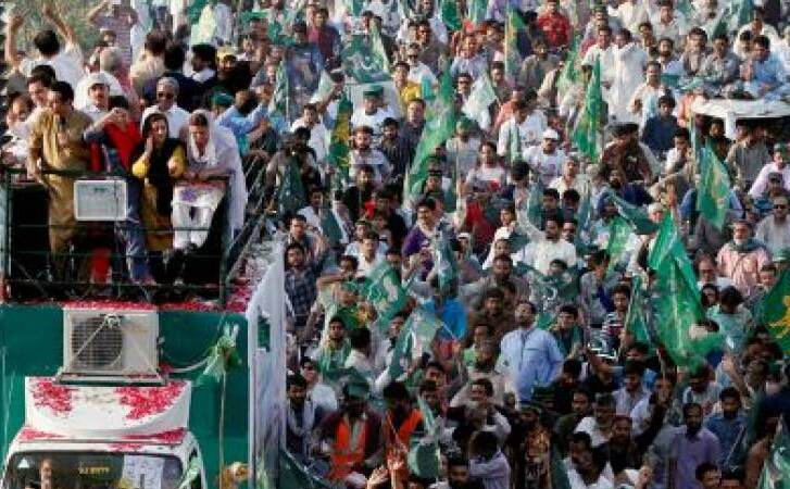 अब्बासी और शाहबाज़ सहित 1500 लोगों पर मामला दर्ज, नवाज़ शरीफ के समर्थन में निकाली थी रैली