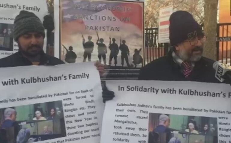 कुलभूषण जाधव मामला: US में विरोध प्रदर्शन, पाकिस्तान को बताया चप्पल चोर