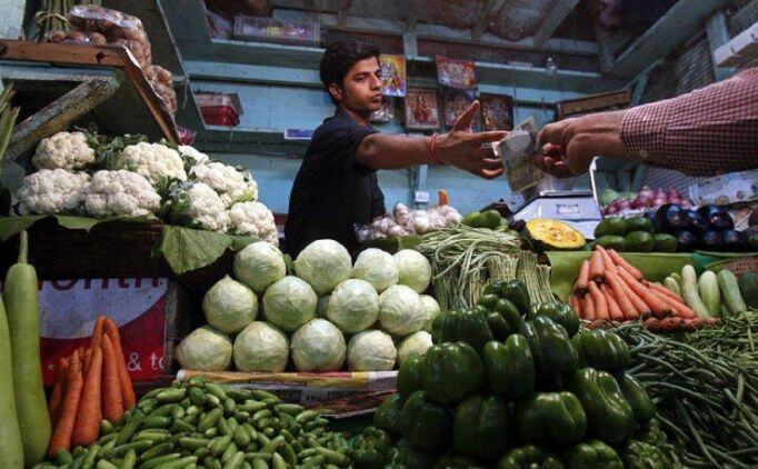 आम आदमी को दोहरा झटका, पेट्रोल-डीजल के बाद महंगाई भी बढ़ी, खाने-पीने की चीजें महंगी