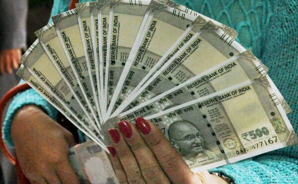 नौकरीपेशा लोगों के लिए बड़ी खुशखबरी, जल्द बढ़ सकती है आपकी इनहैंड सैलरी नौकरीपेशा लोगों के लिए बड़ी खुशखबरी, जल्द बढ़ सकती है आपकी इनहैंड सैलरी