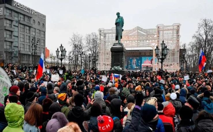 रूस में राष्ट्रपति चुनाव के खिलाफ नेवलनी के समर्थक स्ट्रीट लैंप पर चढ़े