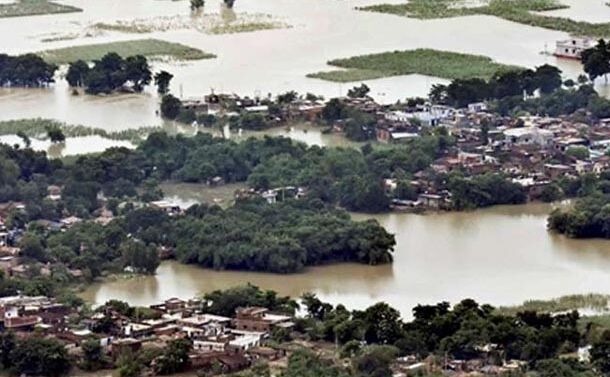 बिहार में बाढ़: नदियां खतरे के निशान पार, अररिया में पुल ध्‍वस्‍त