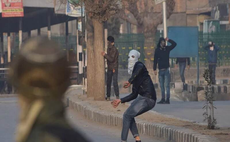 जम्मू-कश्मीरः इश्क में नाकाम हुए तो मजनूं मियां बन गए पत्थरबाज, जानें पूरा माजरा