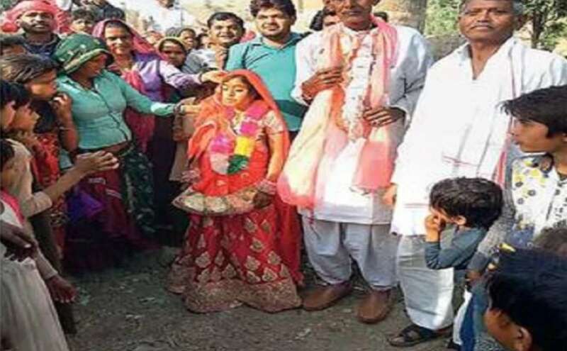 83 का दूल्हा 30 की दुल्हन, पहली पत्नी और दो बेटियां जमकर नाची, 12 गांवों को दावत 83 का दूल्हा 30 की दुल्हन, पहली पत्नी और दो बेटियां जमकर नाची, 12 गांवों को दावत