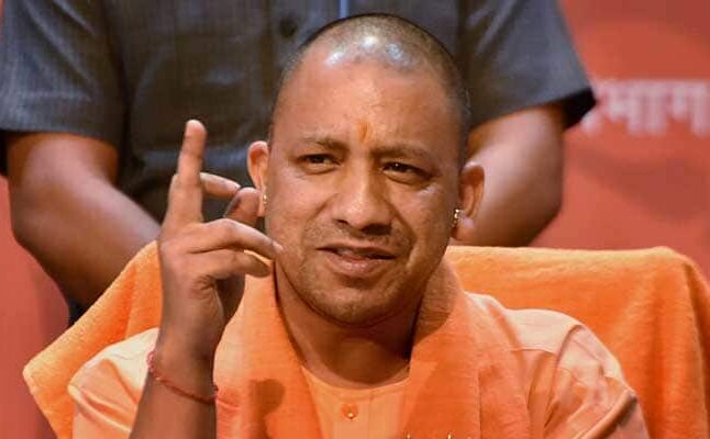 सपा पर सीएम योगी के बयान पर बवाल, बांह पर काली पट्टी बांधकर पहुंचे नेता सपा पर सीएम योगी के बयान पर बवाल, बांह पर काली पट्टी बांधकर पहुंचे नेता