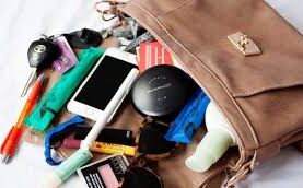 लड़कियों के पर्स में हमेशा होनी चाहिए ये काम की चीज़ें