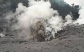 लगातार धधक रहा है ज्‍वालामुखी, सुनामी का खतरा बरकरार,