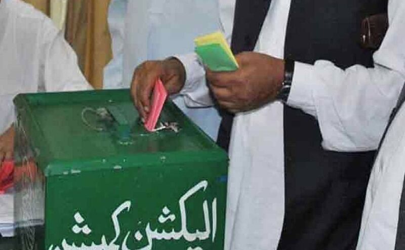 पाकिस्तान चुनाव : तख्तापलट में जुटी सेना, पोलिंग बूथ में जाने से वोटर्स को रोका