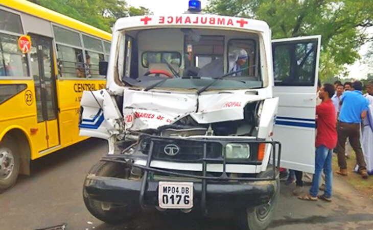 देवास के पास एंबुलेंस और कंटेनर की टक्कर, 9 घायल