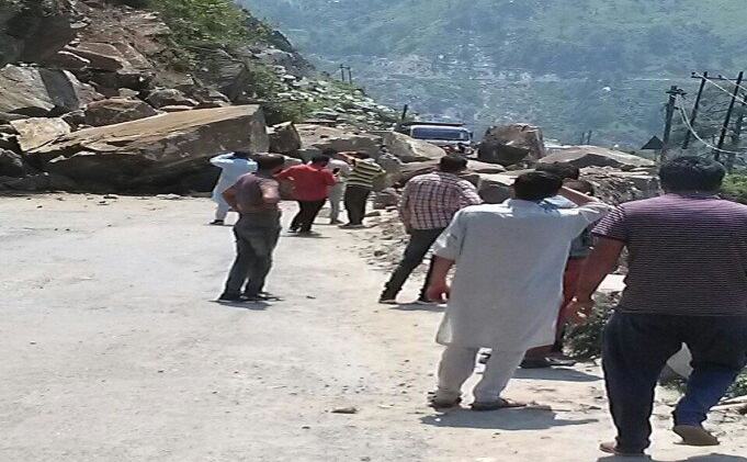 चारधाम यात्रा 2018: बदरीनाथ हाईवे पर गिरा पहाड़, यात्रा रुकी, दोनों ओर यात्री फंसे