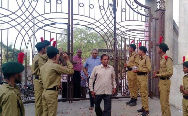  बागपत में मतदाताओं को प्रोत्साहित करने के लिए उन पर फूलों की बरसात कर ढोल नगाड़ों से हो रहा स्वागत...