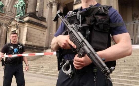 बर्लिन में पुलिस ने चाकूधारी व्यक्ति को मारी गोली