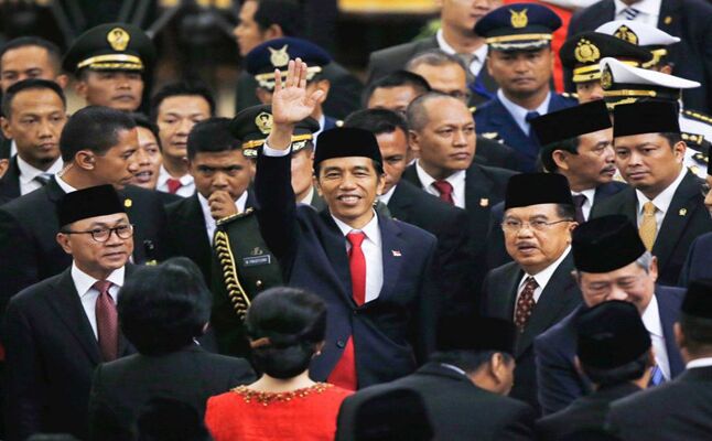 जकार्ता में हजारों लोगों के साथ सड़क पर इंडोनेशिया के राष्ट्रपति ने किया पोको-पोको डांस