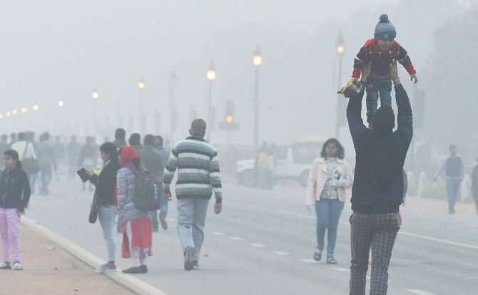 ठंड की चपेट में दिल्ली सहित पूरा उत्तर भारत, कोहरे से कई ट्रेनें रद्द