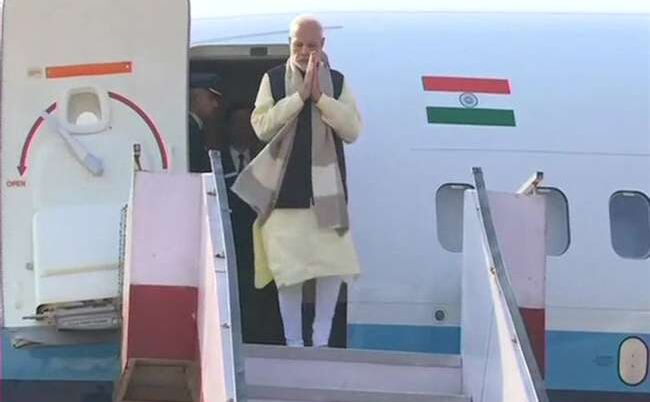 लखनऊ में राज्यपाल राम नाईक व सीएम योगी आदित्यनाथ ने की पीएम मोदी की अगवानी