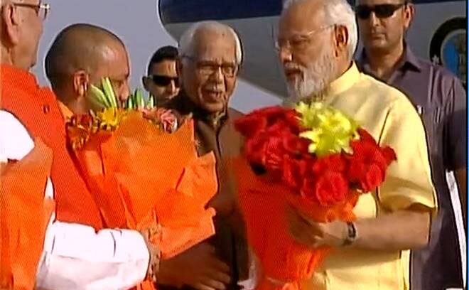 लखनऊ एयरपोर्ट पर पीएम मोदी का सीएम योगी ने किया स्वागत, दोनों साथ में पहुंचे मगहर