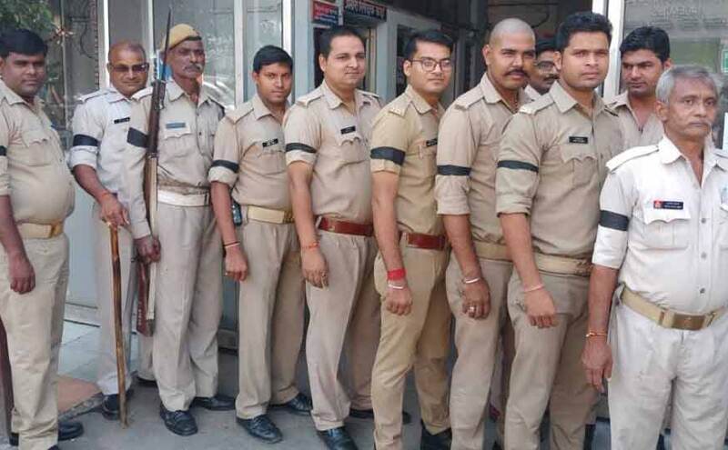 विवेक तिवारी मर्डरः आरोपी पुलिसकर्मी के खिलाफ सिपाहियों ने काली पट्टी बांधकर जताया अपना विरोध विवेक तिवारी मर्डरः आरोपी पुलिसकर्मी के खिलाफ सिपाहियों ने काली पट्टी बांधकर जताया अपना विरोध