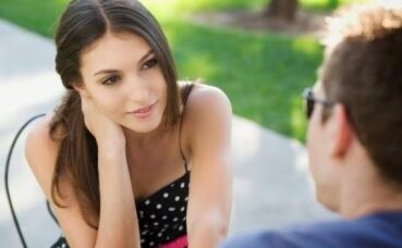 अगर लड़की आपसे करती है प्यार तो ऐसे देगी सिग्नल!