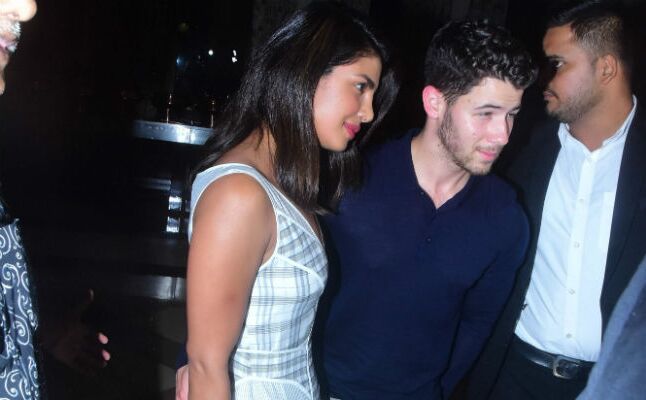 प्रियंका चोपड़ा के मंगेतर निक जोनास खिलाते दिखे बच्चा, लोग बोले- आदत डाल लो जीजा जी प्रियंका चोपड़ा के मंगेतर निक जोनास खिलाते दिखे बच्चा, लोग बोले- आदत डाल लो जीजा जी