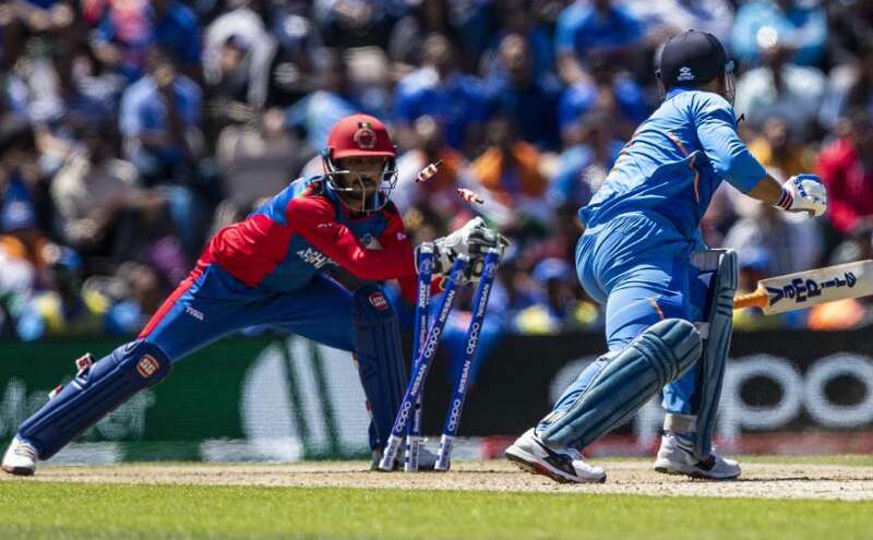 अपने वनडे करियर में दूसरी बार स्टम्प आउट हुए एमएस धोनी अपने वनडे करियर में दूसरी बार स्टम्प आउट हुए एमएस धोनी