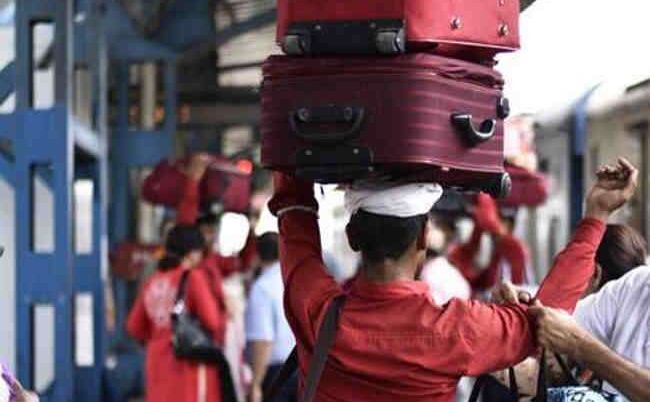 कुली का कमाल स्‍टेशन के फ्री वाई फाई की मदद से पास की सिविल सर्विस की परीक्षा