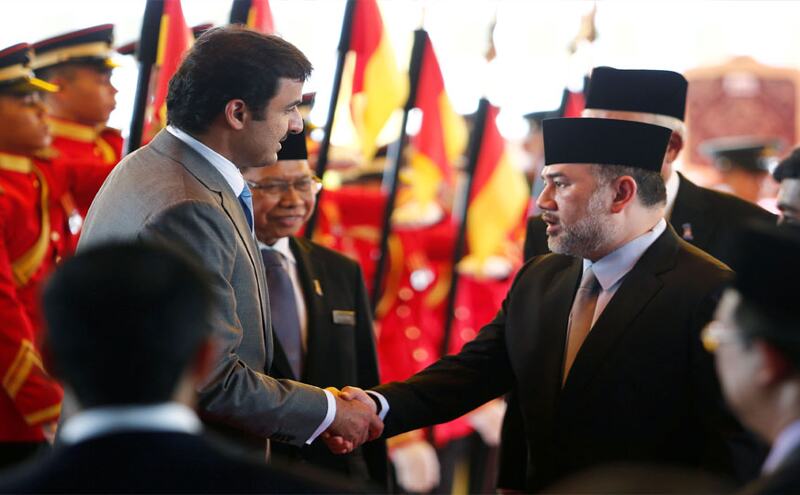 रूस की ब्‍यूटी क्‍वीन से की शादी, विरोध होने पर मलेशिया के शहंशाह ने तख्‍तोताज छोड़ा