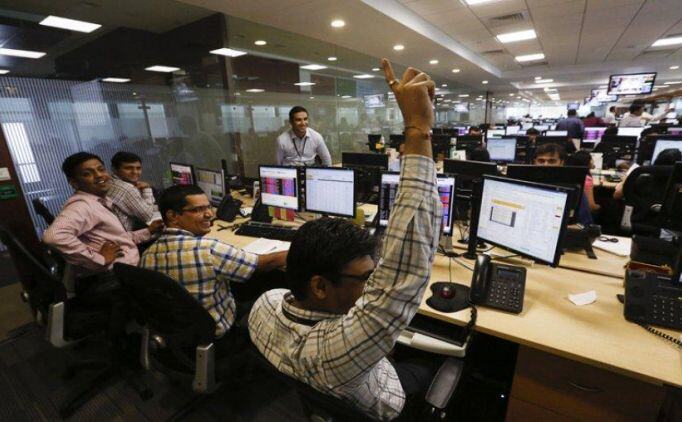 ऑलटाइम हाई पर पहुंचा सेंसेक्स, 66 डॉलर के पार हुआ कच्चा तेल का दाम