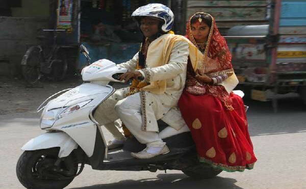 यहाँ कार में नहीं बल्कि बाइक पर होती है दुल्हन की विदाई