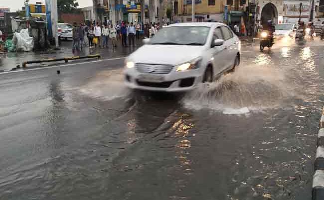 झमा-झम बारिश लोगों के लिए लेकर आई आफत, ताल-तलैया में तब्दील हुआ शहर
